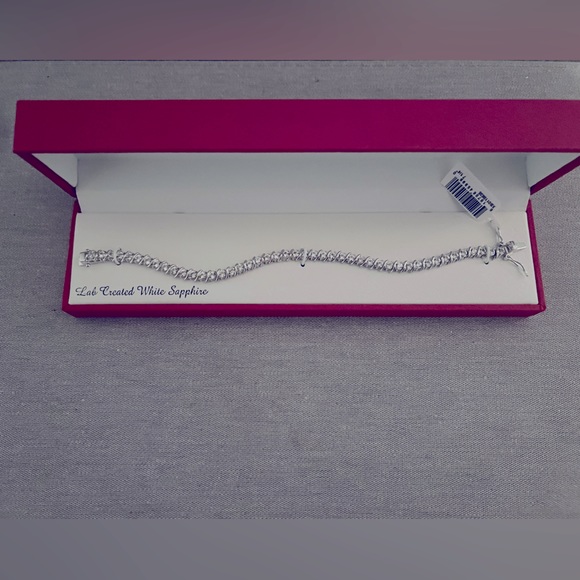 Jewelry - Bracelet. Sterling silver bracelet with white sapphire.